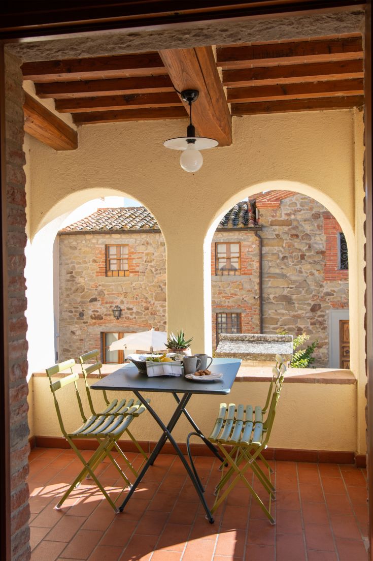 Un déjeuner paisible sur une terrasse entourée par un vieux village.