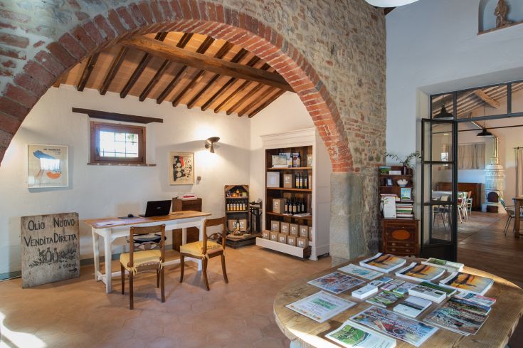 Salle accueillante dans un agriturisme ombrien, idéale pour des moments de détente et de petits événements, immergée dans la nature.