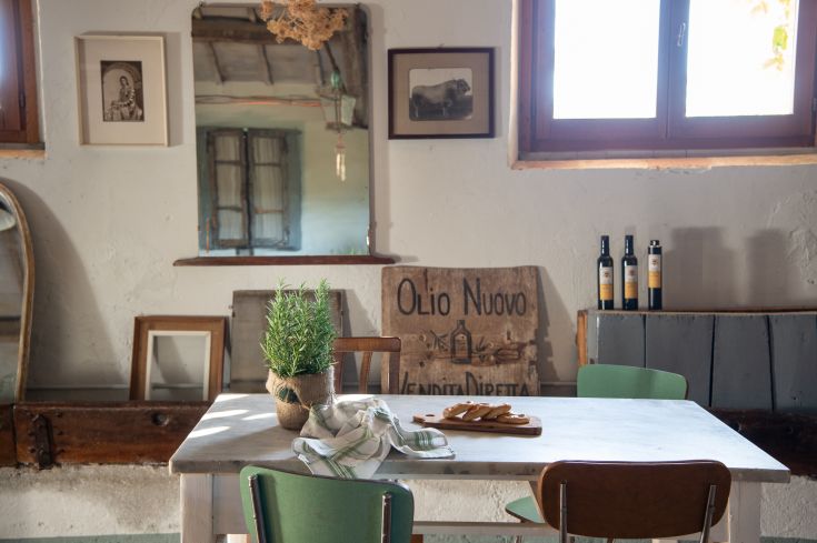 À l'intérieur d'une ferme, la salle présente une atmosphère simple avec des détails rustiques et des produits locaux à déguster.