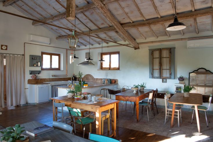 Intérieur d'une ferme, caractérisé par une atmosphère chaleureuse et bien éclairée, parfait pour se détendre et socialiser.