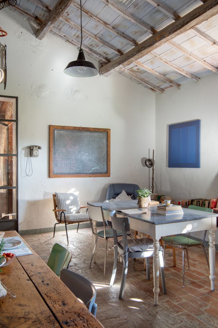 Un espace simple avec des meubles en bois et des détails modernes, idéal pour des moments de partage.