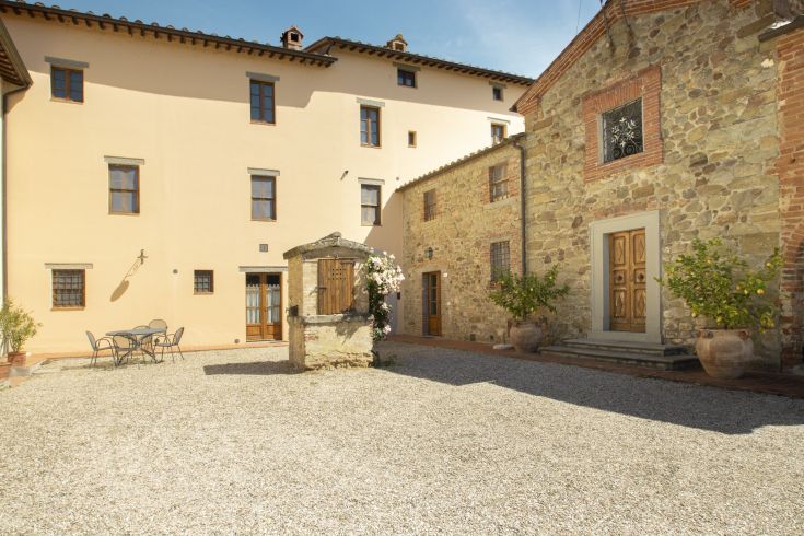 Un agritourisme dans la verdure, offrant une vue sur les collines ombriennes et une atmosphère paisible.