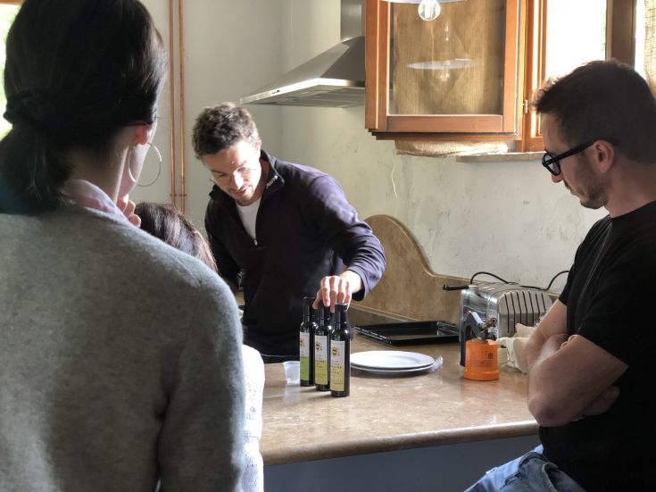 Une rencontre pour déguster de l'huile d'olive extra vierge dans la campagne ombrienne.