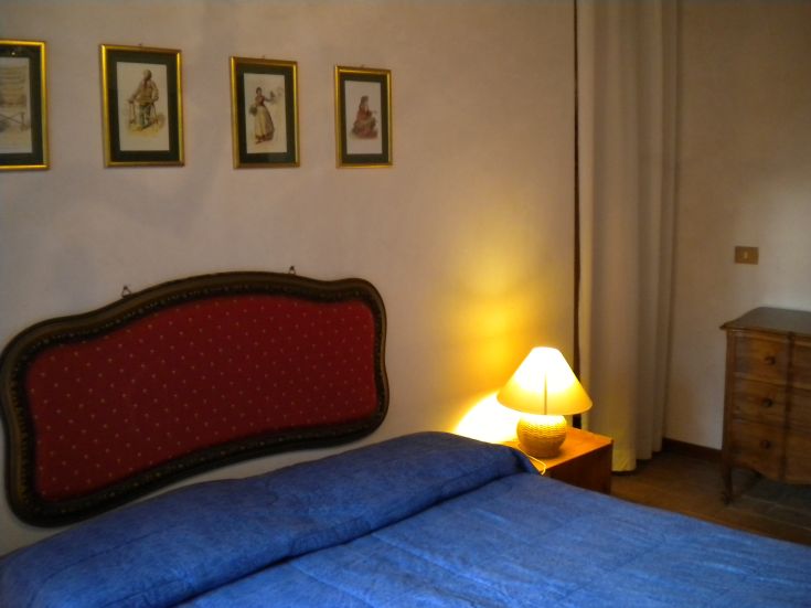 A cozy living room with simple furnishings and traditional details, ideal for relaxation moments.