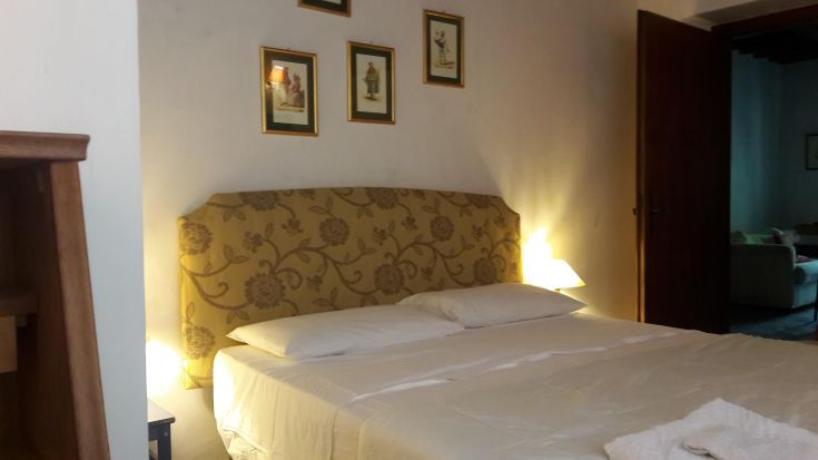 A room with a double bed and simple furnishings, perfect for a relaxing stay.
