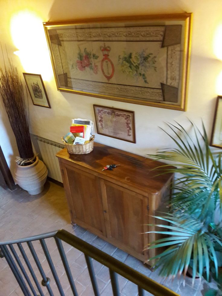 Welcoming entrance decorated with wooden elements. The atmosphere is cozy and relaxed.