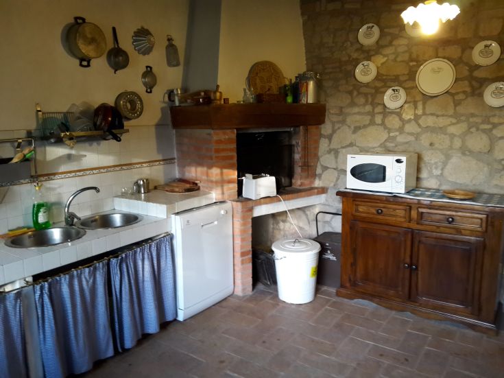Rustic kitchen featuring stone details, designed for an intimate and functional living space.