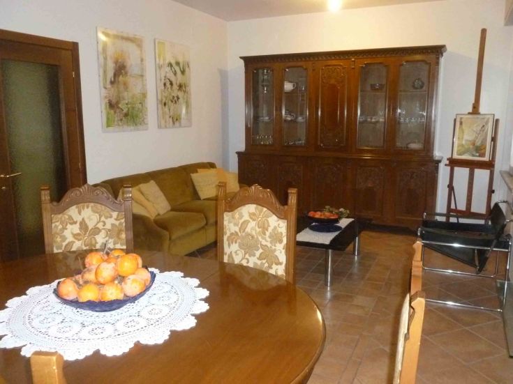 Ambiente confortevole con mobili tradizionali e particolari personali, perfetto per attimi di svago.