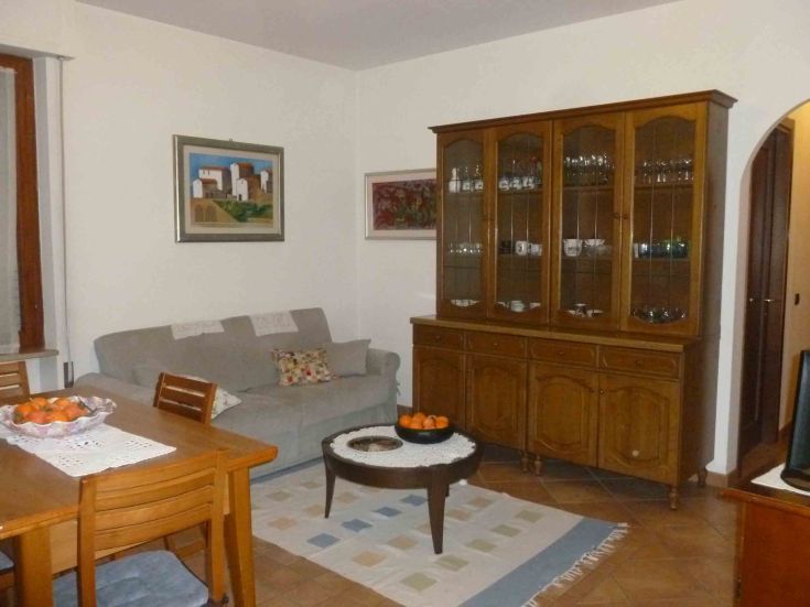 Ambiente accogliente con arredi in legno, perfetto per momenti di relax in famiglia.