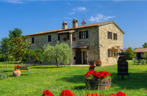 Agriturismo ristrutturato in una zona verde, con ampio giardino e piscina disponibile per gli ospiti.