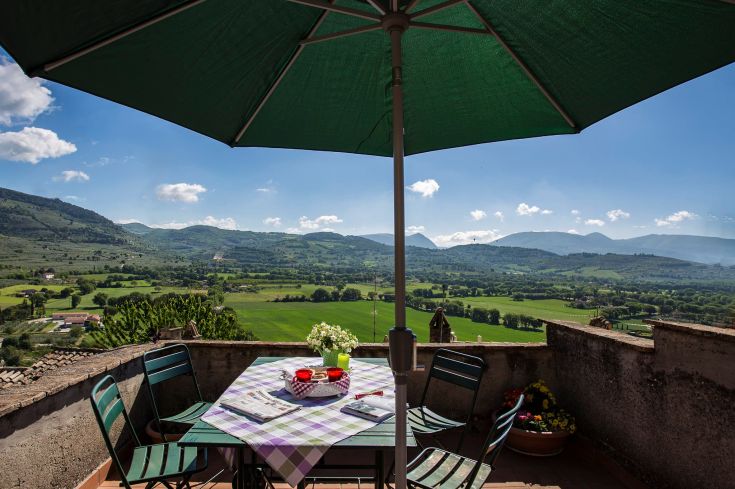 A peaceful corner with a view of the Umbrian countryside, perfect for moments of relaxation.