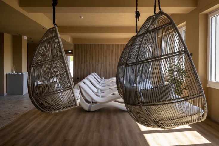 Einfacher und gemütlicher Raum im Hotel del Lago, mit Komfort und Blick auf den See.