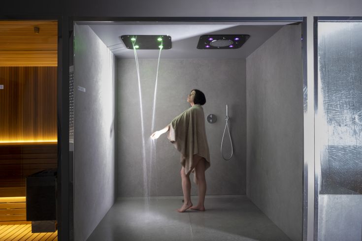 Emotionale Dusche in einer modernen, ruhigen Umgebung mit sanften Lichttönen.