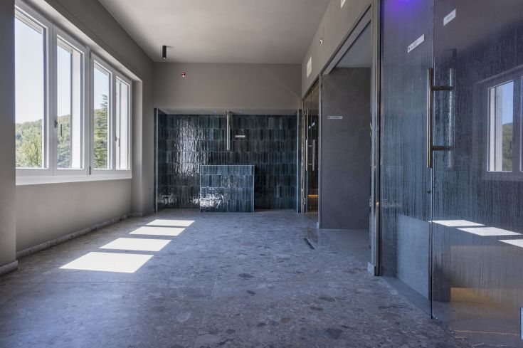 Moderne und helle Umgebungen mit Blick auf das Grün, ideal für einen ruhigen Aufenthalt.