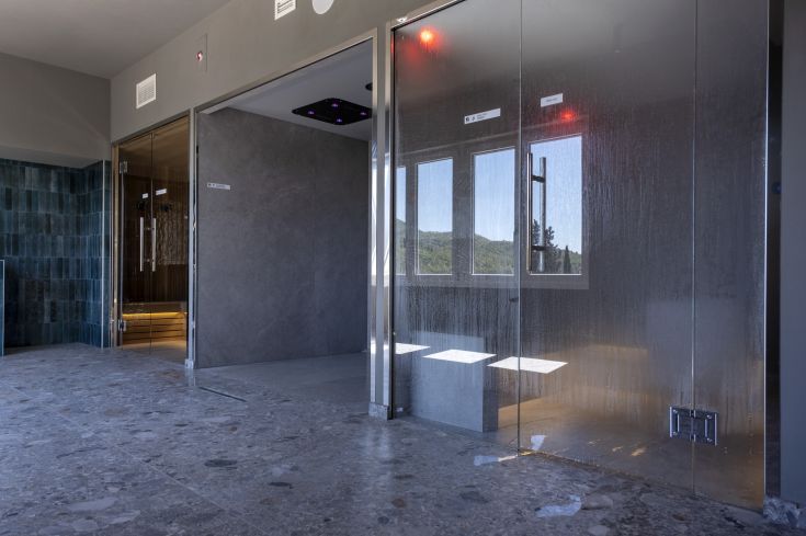 Innenbereich des Wellnessbereichs mit modernen Räumen und emotionalen Duschen.