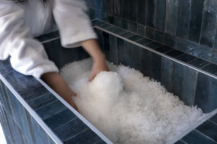 Entspannender Moment mit Eiskugeln in einem modernen und gemütlichen Wellnesscenter.