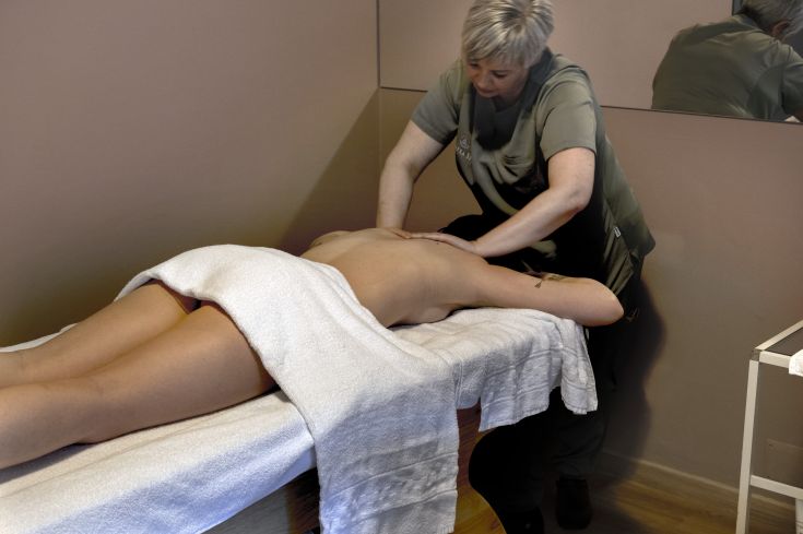 Eine therapeutische Massage in einem Wellnesszentrum, ideal für Entspannung und persönliche Pflege.