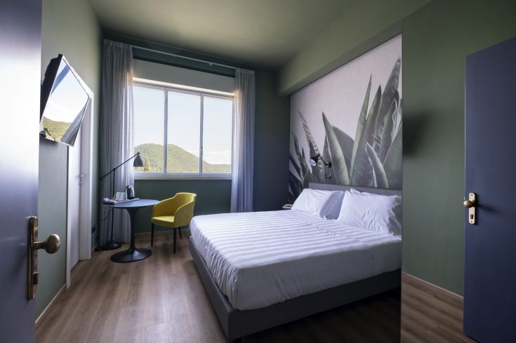 Zimmer im Hotel del Lago mit Blick auf den See und modernem Interieur.