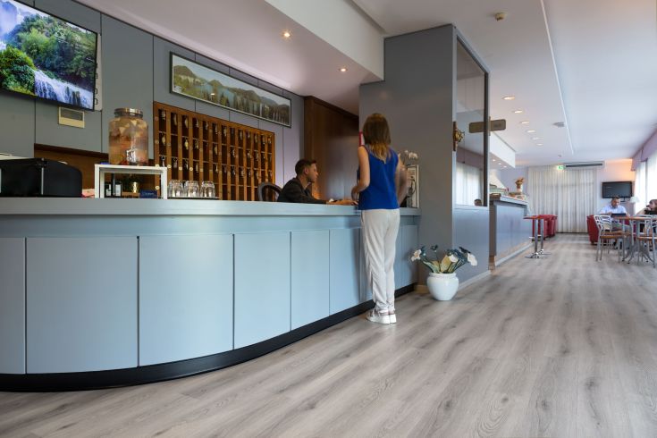 Einfache und funktionale Hotelrezeption mit einer einladenden Atmosphäre für den Check-in der Gäste.