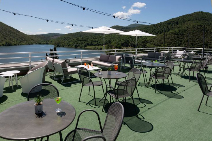 Außenbereich mit Blick auf den See, perfekt um einen entspannenden Moment mit erfrischenden Getränken zu genießen.