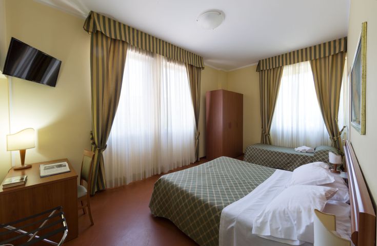 Gemütliches Zimmer mit Panoramablick auf den See, moderne Möbel und zeitgemäße Annehmlichkeiten.