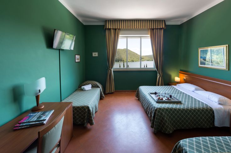 Komfortables Hotelzimmer mit Blick auf den See, ausgestattet mit modernen Elementen für eine ruhige Atmosphäre.