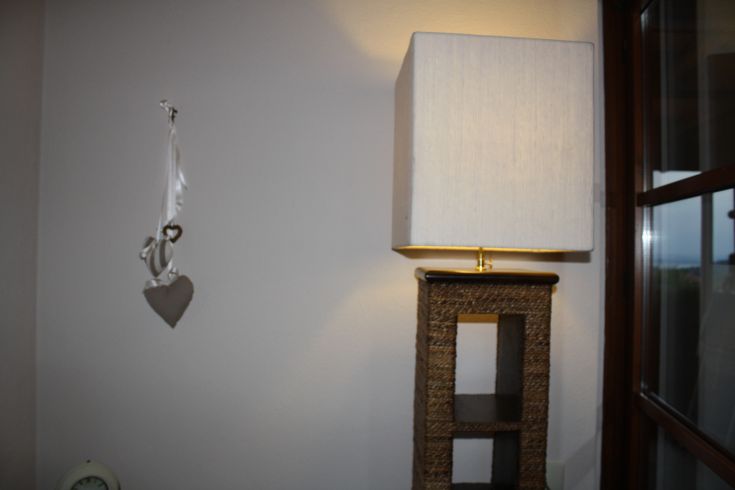 Un angolo rilassante con una lampada e decorazioni appese, ideale per momenti di tranquillità.