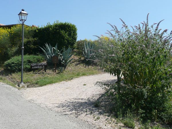 Ritiro immerso nella natura, circondato da colline e panorami tipici della campagna umbra.