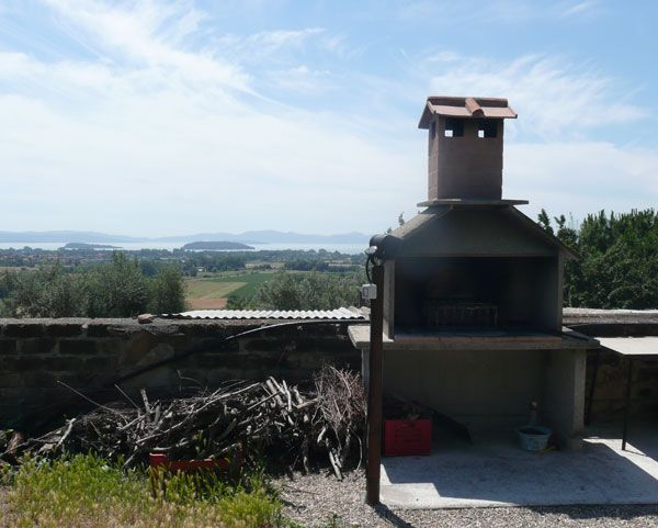 Barbecue all'aperto con panorama sulle colline attorno al Lago Trasimeno, ideale per grigliate in compagnia.