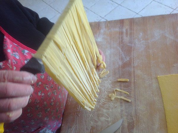 Un artigiano lavora la pasta fresca a mano, rappresentando una tradizione della cucina umbra.