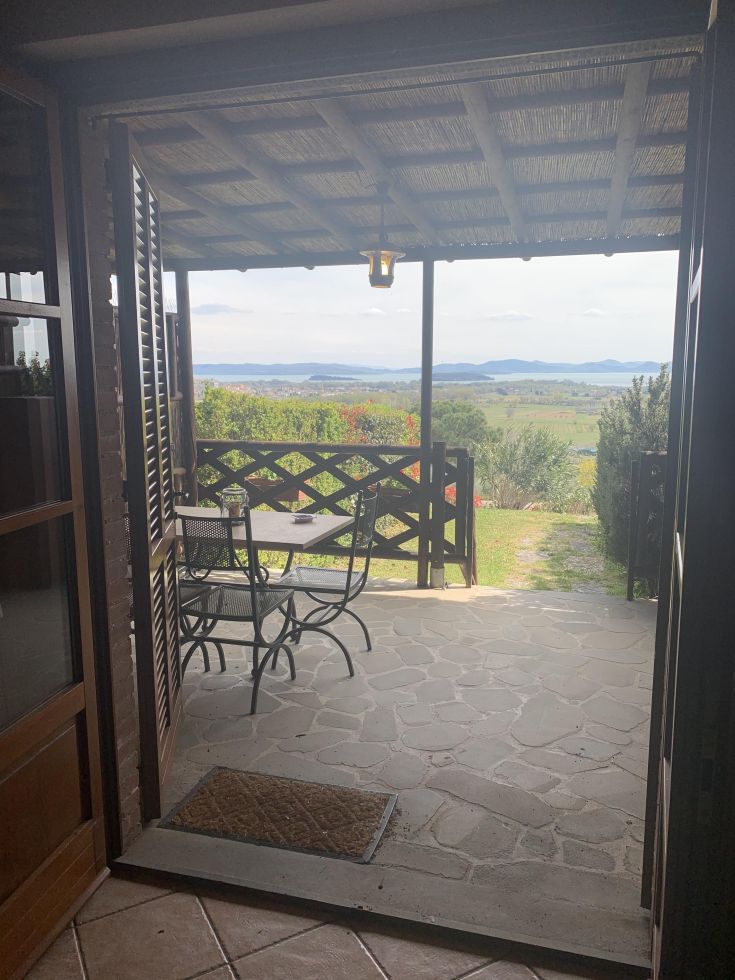 Panorama sulla campagna dall'ingresso di un agriturismo nei pressi del Lago Trasimeno.