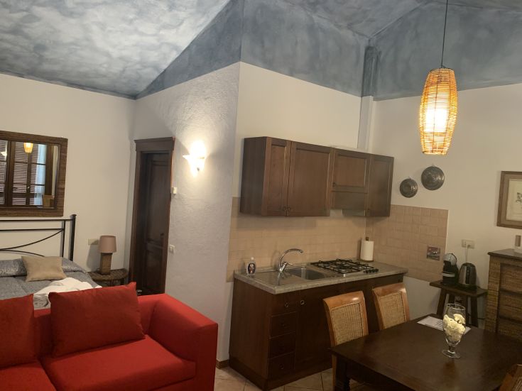 Appartamento in un agriturismo con cucina, soggiorno e camera da letto, adatto per una breve fuga tranquilla.