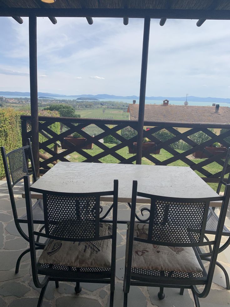 Panorama dalle colline che affacciano sul Lago Trasimeno, con vegetazione tipica della zona.