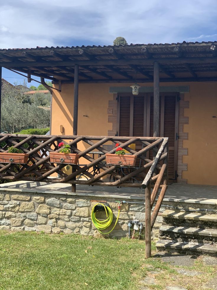 Accogliente agriturismo con balcone, immerso nel verde, ideale per rilassarsi. Panorama sul lago e natura circostante.