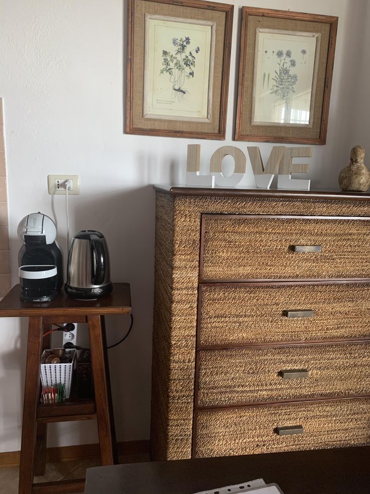 Un ambiente accogliente con arredi in rattan e elettrodomestici moderni.