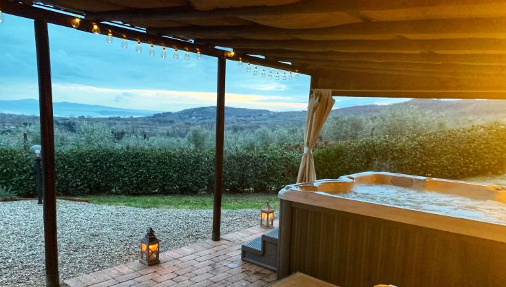 Spazio per il relax con vasca idromassaggio e affaccio sulle colline che circondano il Lago Trasimeno.