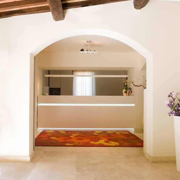 Reception spaziosa e luminosa con arredi semplici, perfetta per accogliere gli ospiti.