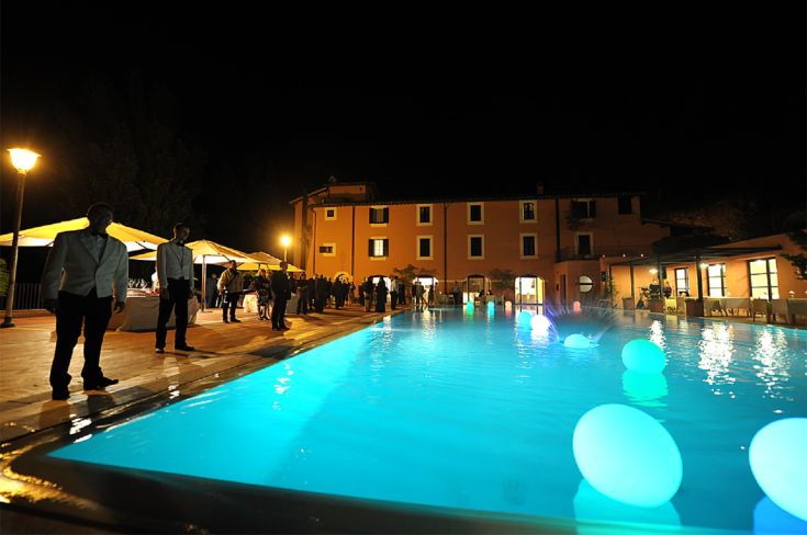 Un ambiente raffinato con piscina illuminata, perfetto per occasioni serali.