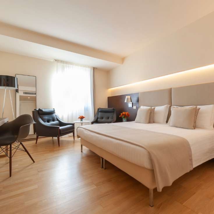 Camera accogliente e luminosa, perfetta per il relax e il comfort degli ospiti.