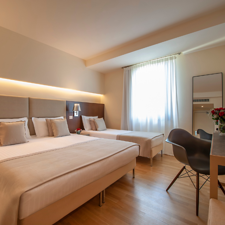 Camera accogliente e semplice con letti comodi, ideale per un soggiorno rilassante.