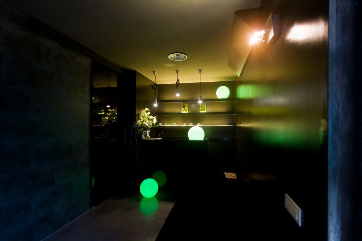 Interno con luci soft e arredo semplice, creando un'atmosfera tranquilla e accogliente.