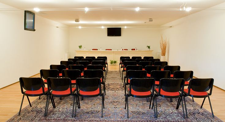 Sala meeting curata e funzionale, adatta per riunioni e presentazioni.