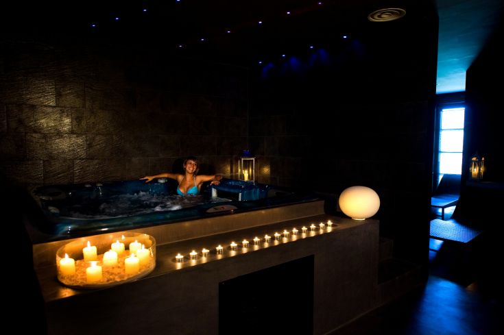 Un'area di relax dotata di jacuzzi e candele, ideale per trascorrere una serata in calma.