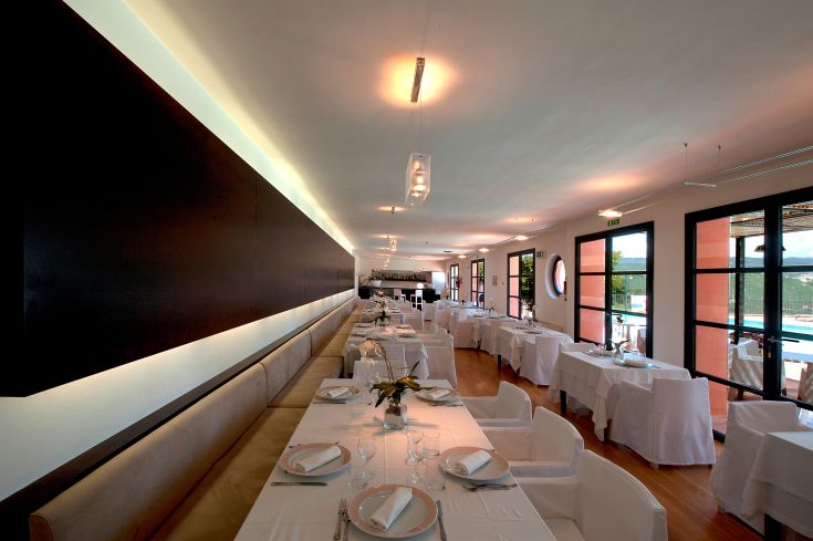 Ristorante con arredi contemporanei, perfetto per una piacevole esperienza gastronomica.