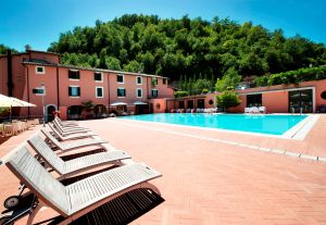 Una piscina circondata da vegetazione, con zona solarium, adatta per attività all'aperto e momenti di relax.