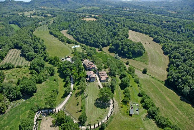 Edificio rurale umbro ristrutturato, immerso nella natura e con piscina, adatto per una vacanza rilassante.