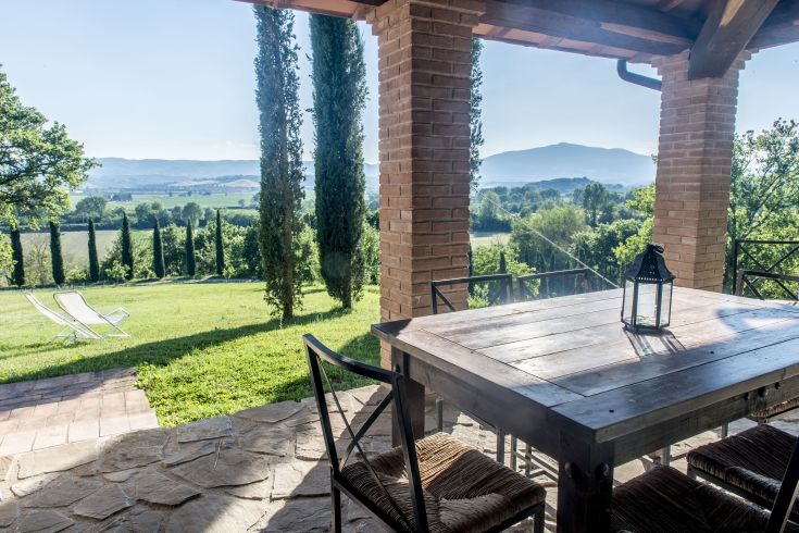 Panorama da una terrazza situata in un ambiente verde e tranquillo, con spazi per relax.