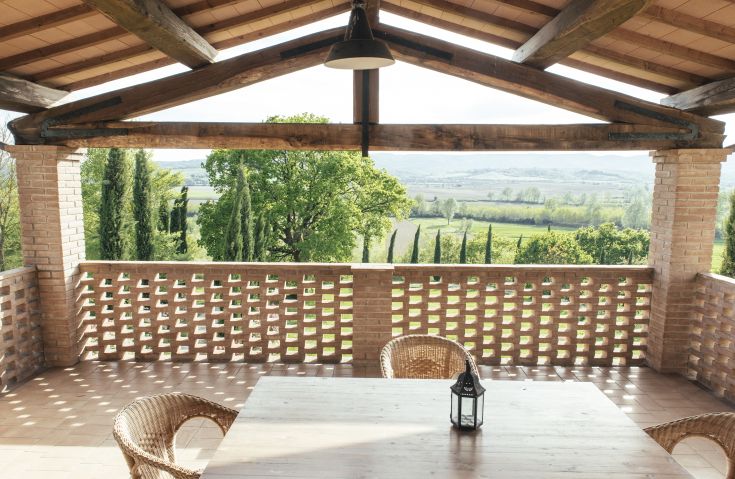 Terrazza con panorama sulla campagna, ideale per momenti di relax nella natura.