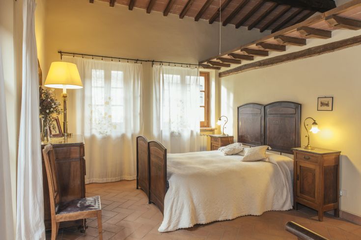 Camera confortevole con letto matrimoniale, arredi semplici ed una buona illuminazione naturale.