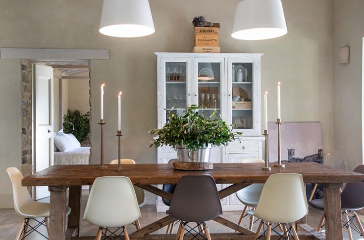 Un environnement confortable avec une grande table en bois et des décorations simples. Idéal pour les déjeuners et dîners.